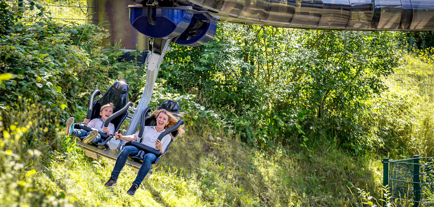 Installazione Wie-Flyer di Wiegand Slide società tedesca che produce attrezzatura per parchi divertimenti come scivoli, alpine coaster